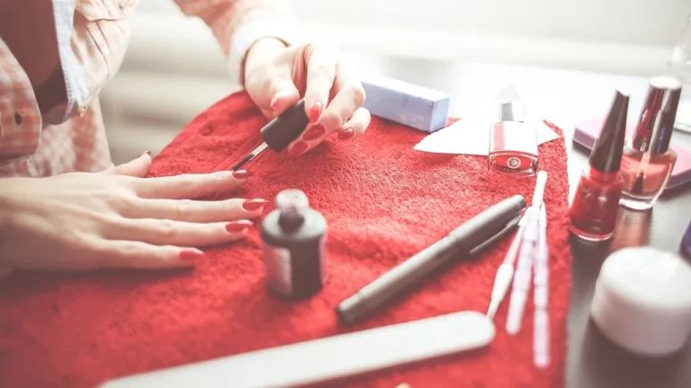Lakiery z efektem żelu: trwały manicure bez lampy, Sally Hansen i inne