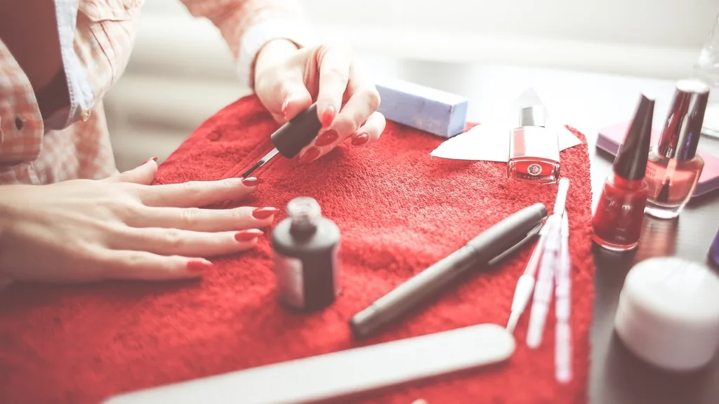 Lakiery z efektem żelu: trwały manicure bez lampy, Sally Hansen i inne