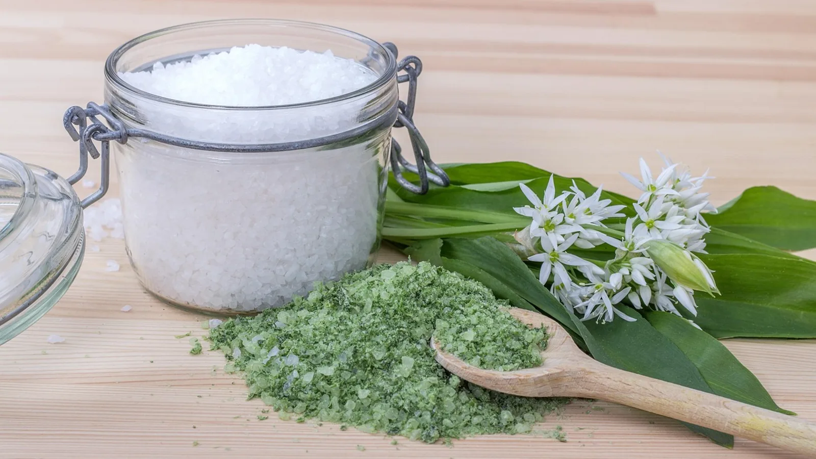 Olejek i peeling w jednym: jak stosować solny peeling olejowy 2w1
