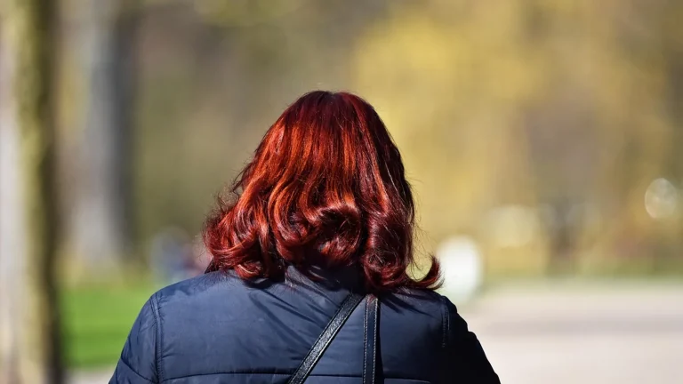 Nawilżanie włosów: humektanty, emolienty i proteiny w praktyce