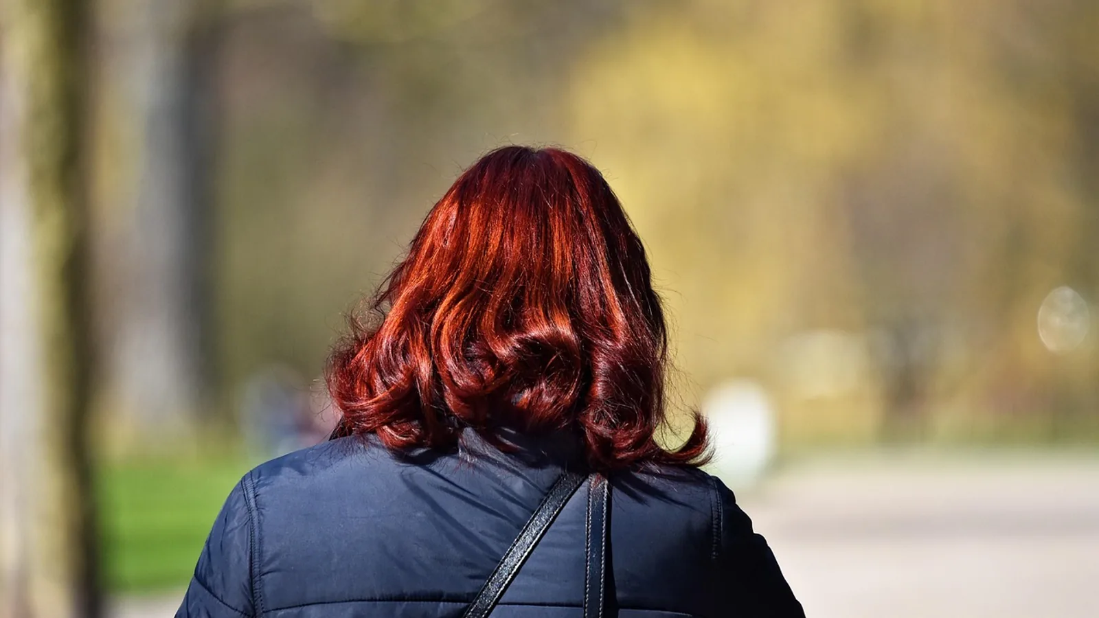 Nawilżanie włosów: humektanty, emolienty i proteiny w praktyce