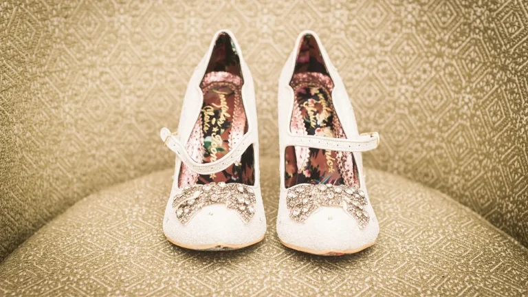 Eleganckie i wygodne buty: jak wybrać obuwie, które nie męczy stóp