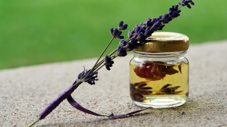 Olejek do masażu Love Me Green i naturalne olejki relaksujące