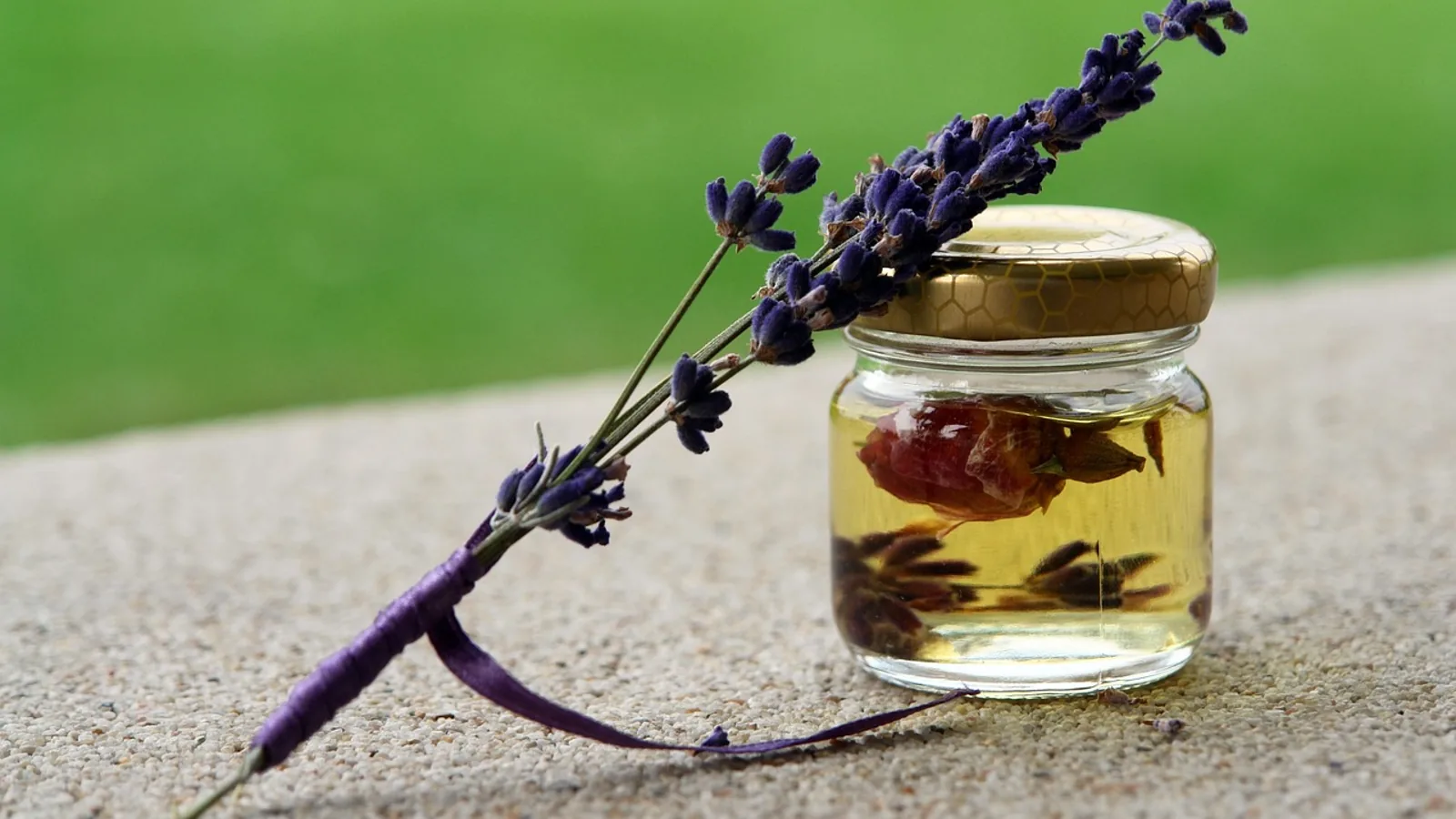 Olejek do masażu Love Me Green i naturalne olejki relaksujące