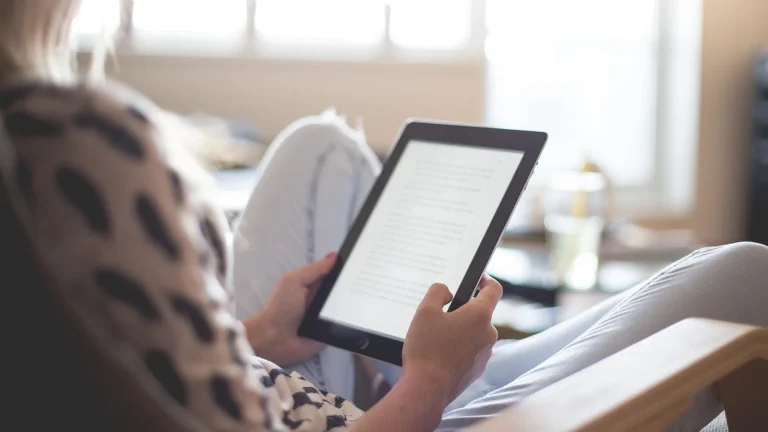 E-book czy książka papierowa: co wybrać do czytania na co dzień