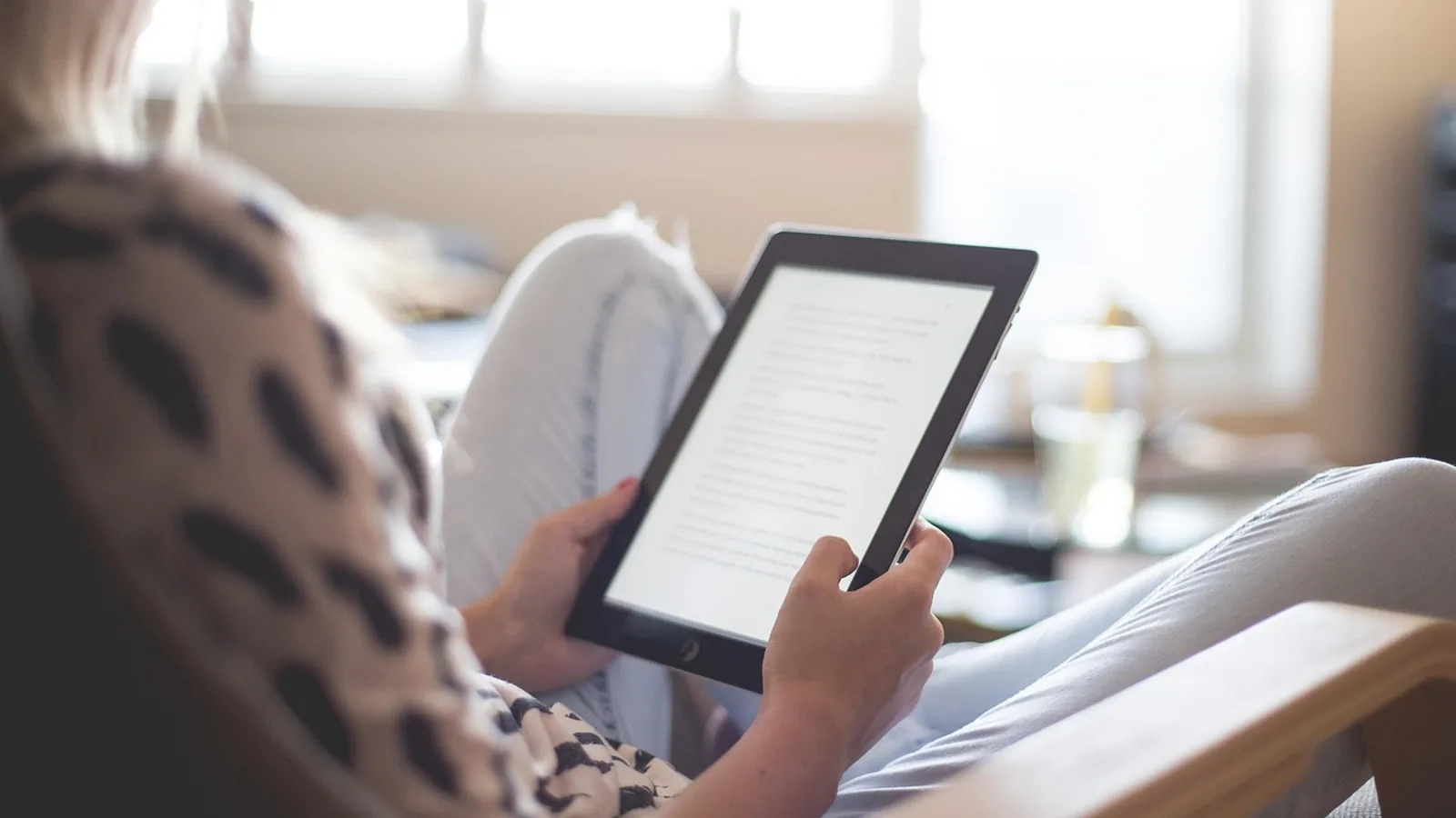 E-book czy książka papierowa: co wybrać do czytania na co dzień