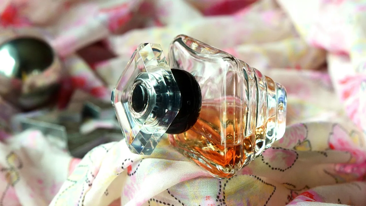 Zamienniki perfum: jak ocenić odpowiednik, na przykład Nicole 136