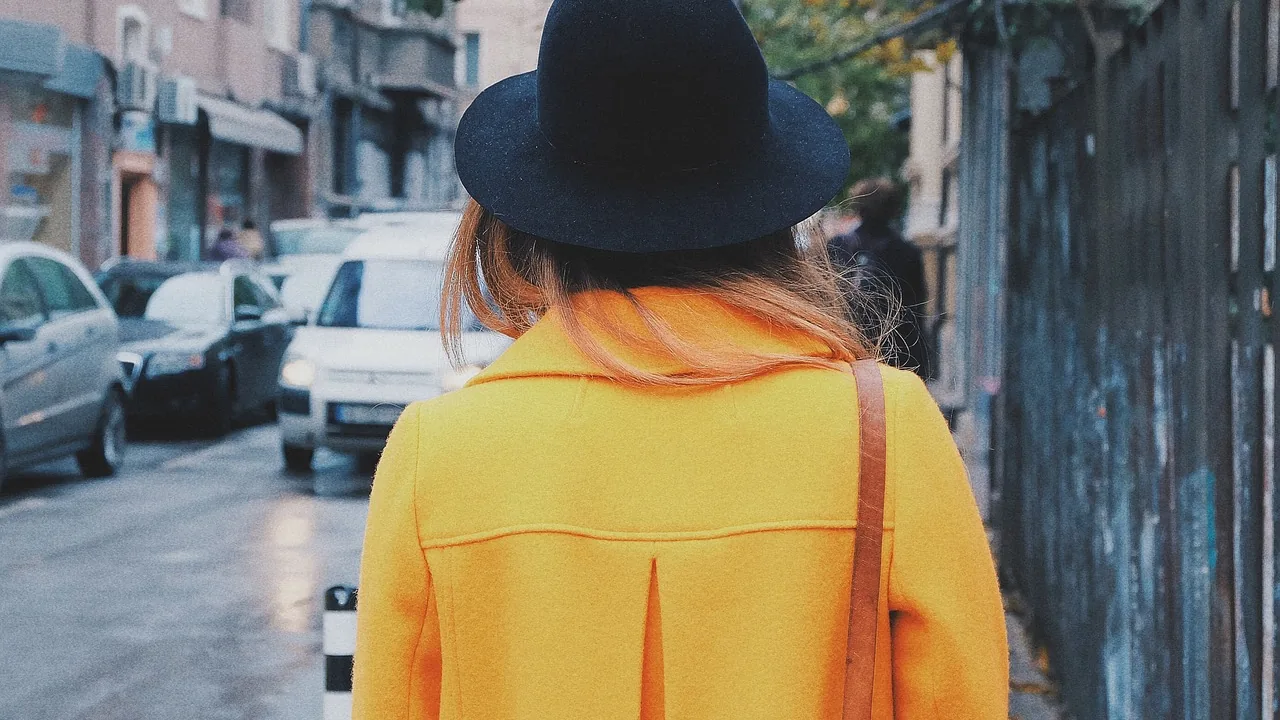 Street fashion jesienią i zimą: jak ubierać się warstwowo i z klasą