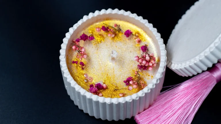 Świece zapachowe na jesień: miodowe nuty jak Honey Glow Yankee Candle