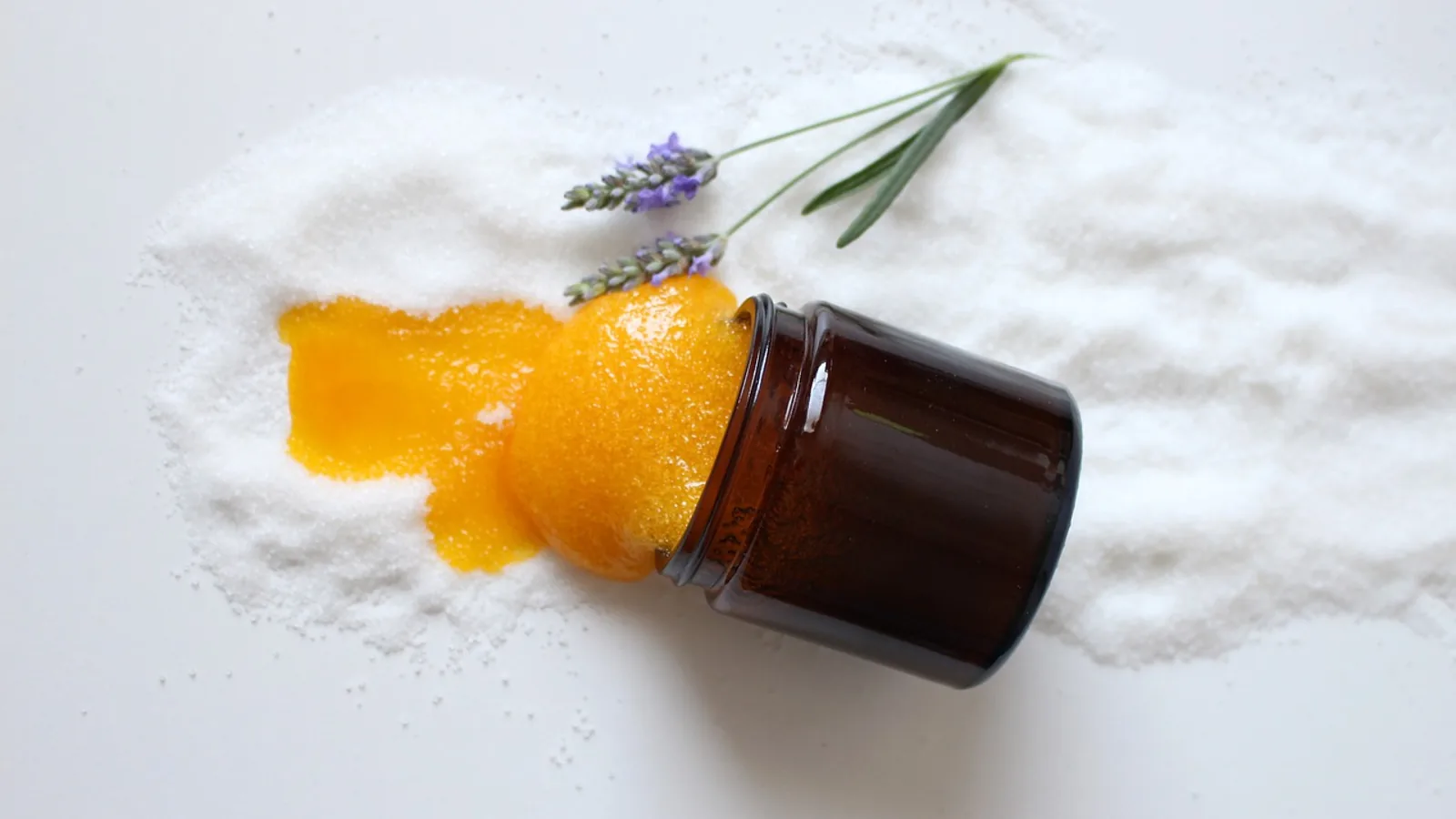 Sól do ciała z zieloną herbatą: poradnik peelingu solnego