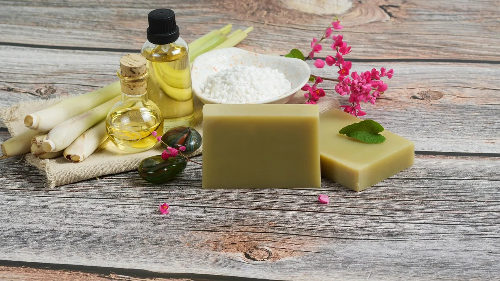 Zielona herbata i trawa cytrynowa w kosmetykach Natural SPA