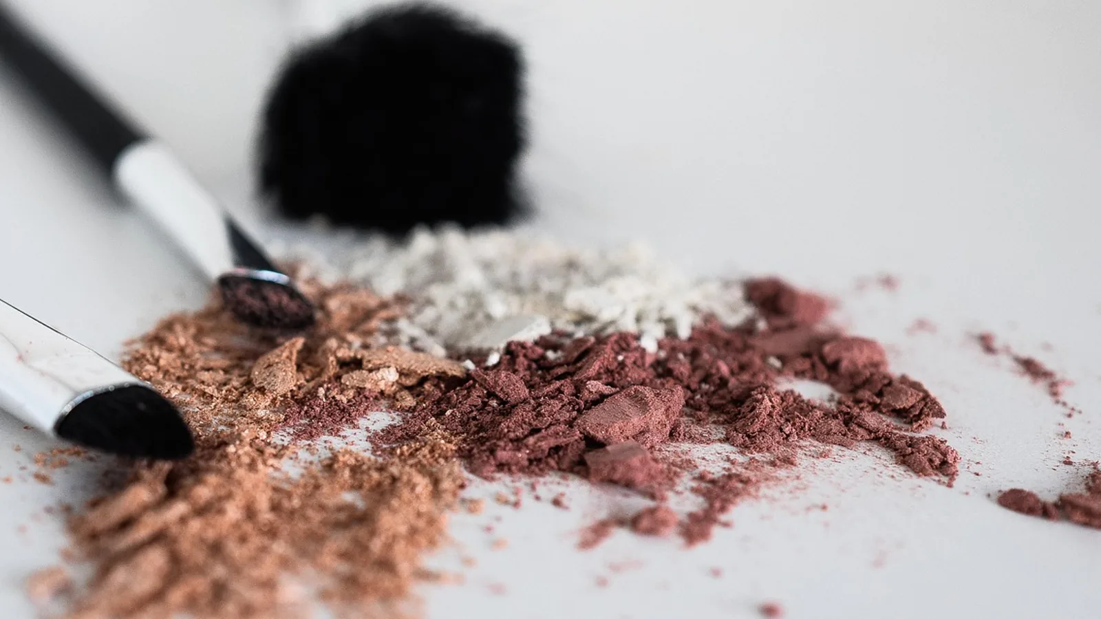 Podkład mineralny Lily Lolo i pędzel kabuki przy bardzo jasnej cerze