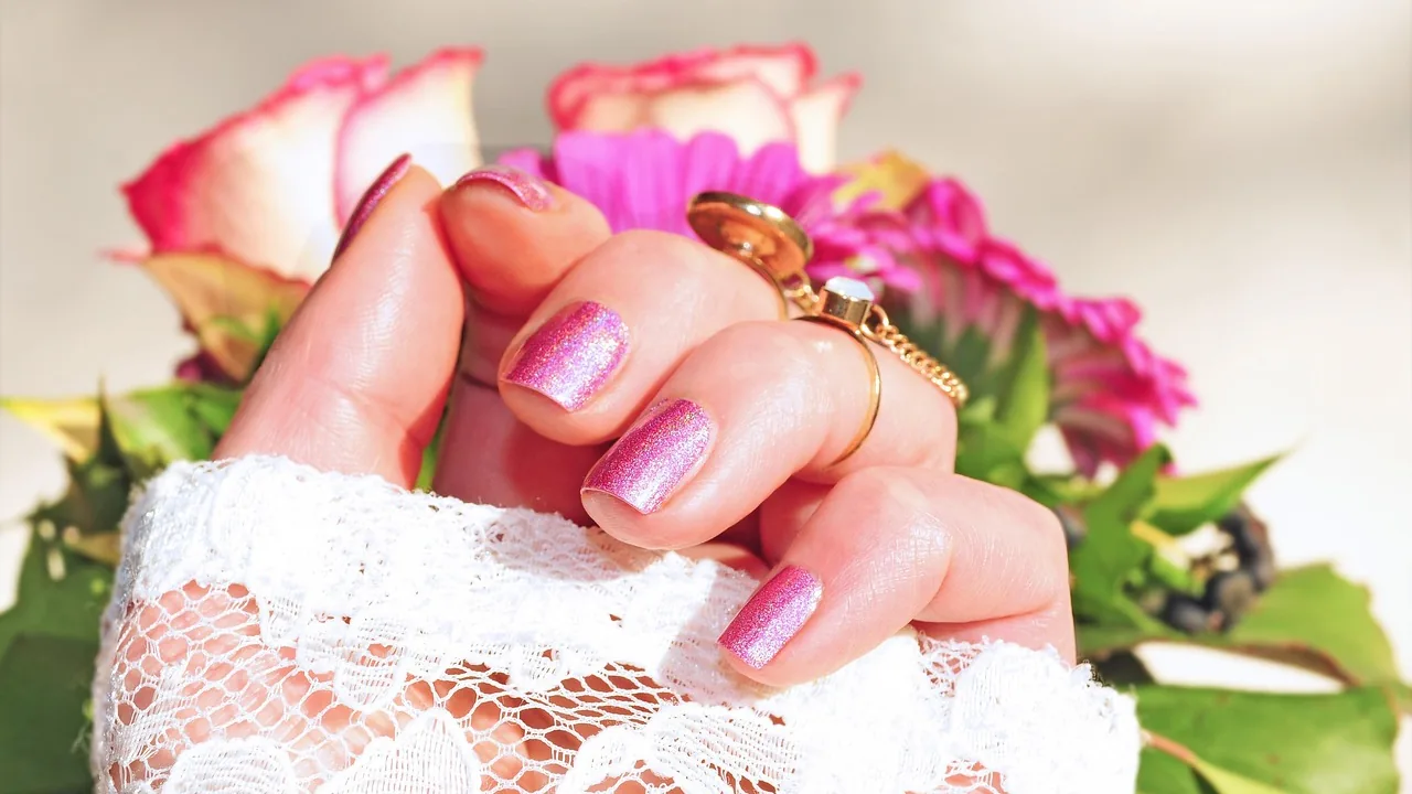 Wiosenne lakiery do paznokci i olejek do skórek: jak dbać o manicure