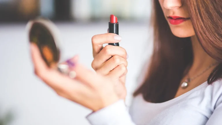 Pomadki metaliczne i błyszczyki Eveline Cosmetics: jak je nosić