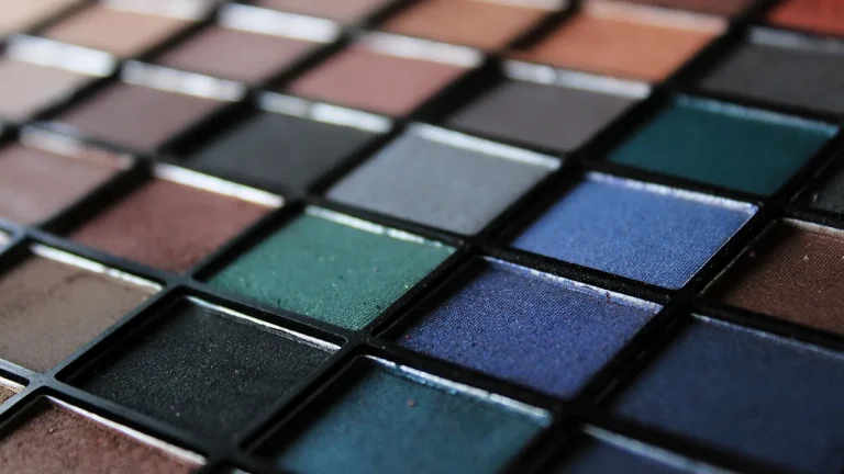 Paleta korektorów Eveline Cosmetics: korekta kolorem krok po kroku