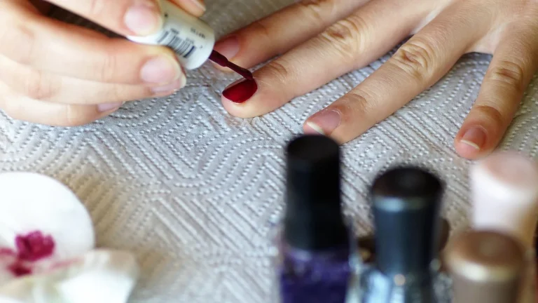 Lakiery Oluschakiss i manicure bez bazy i lampy: co warto wiedzieć