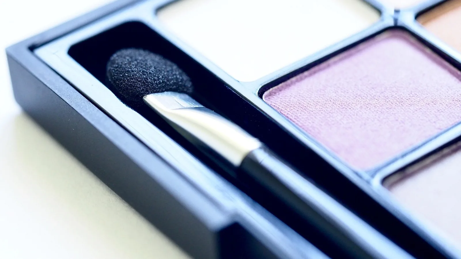 Palety cieni Make Up Revolution: jak wybrać i jak z nich korzystać