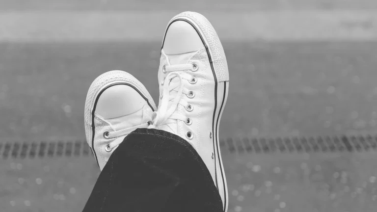 Sportowe buty na co dzień: jak wybrać sneakersy do miasta