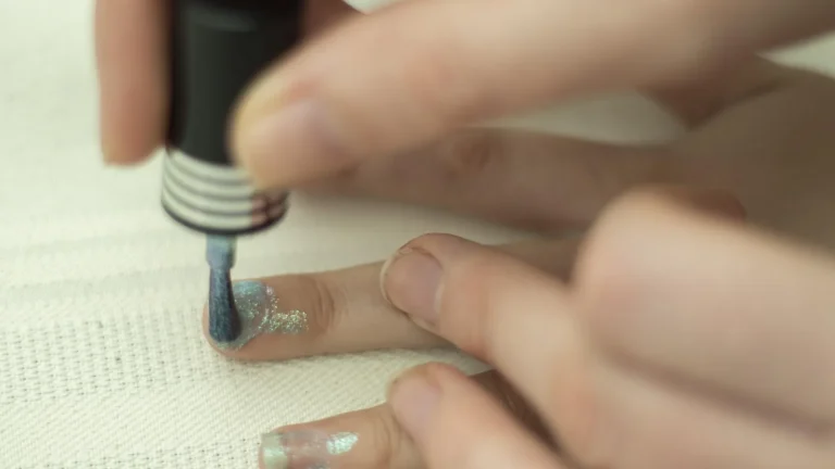 Lakiery żelowe Avon Mark Gel Shine: czy zastąpią manicure hybrydowy?