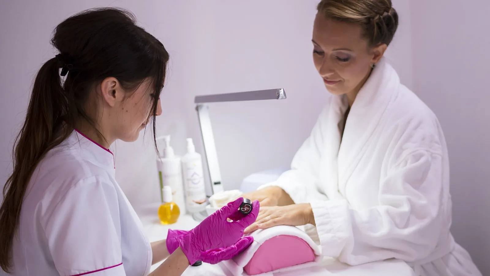 Manicure hybrydowy, tytanowy czy klasyczny: który wybrać
