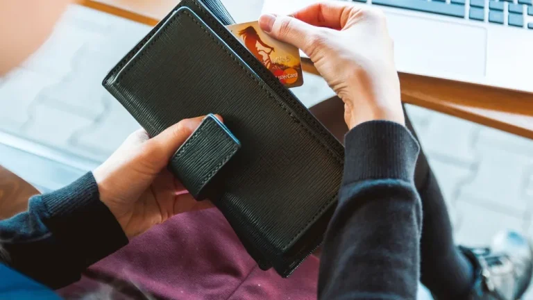 Cashback przy zakupach kosmetyków: jak działa i na co uważać