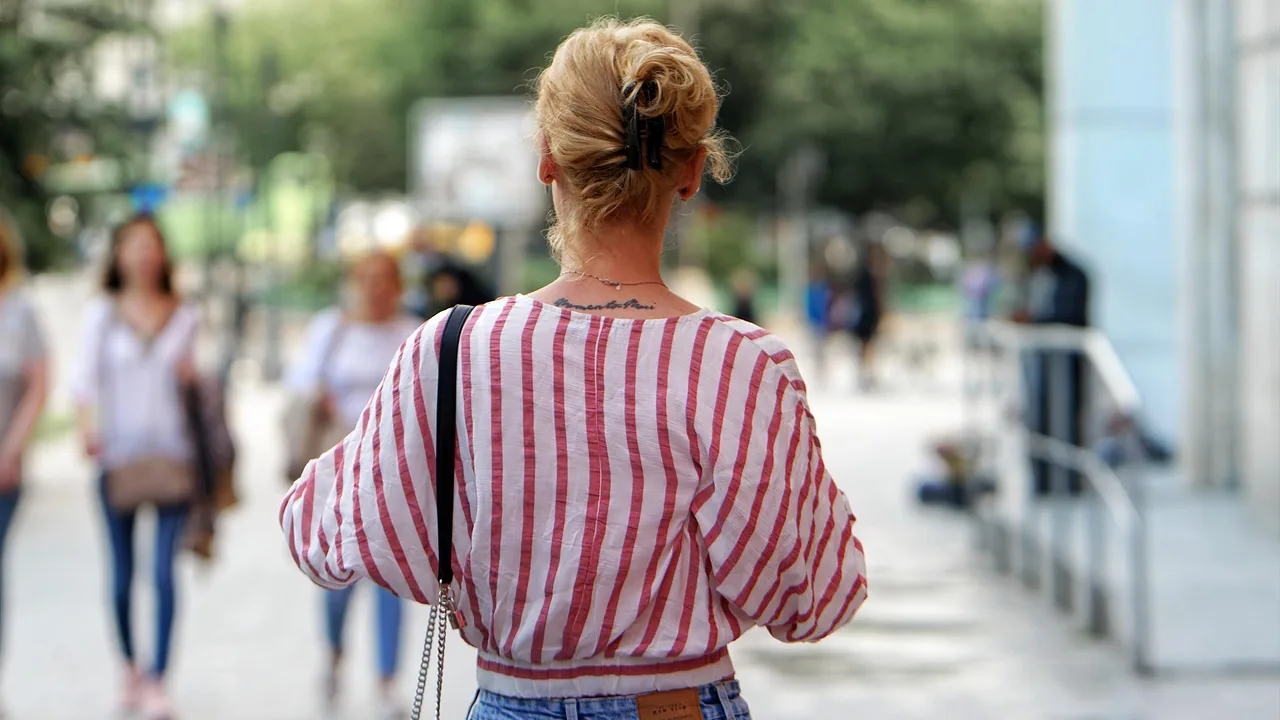 Stylizacja do pracy na piątek: koszula w kolorze i dżinsy