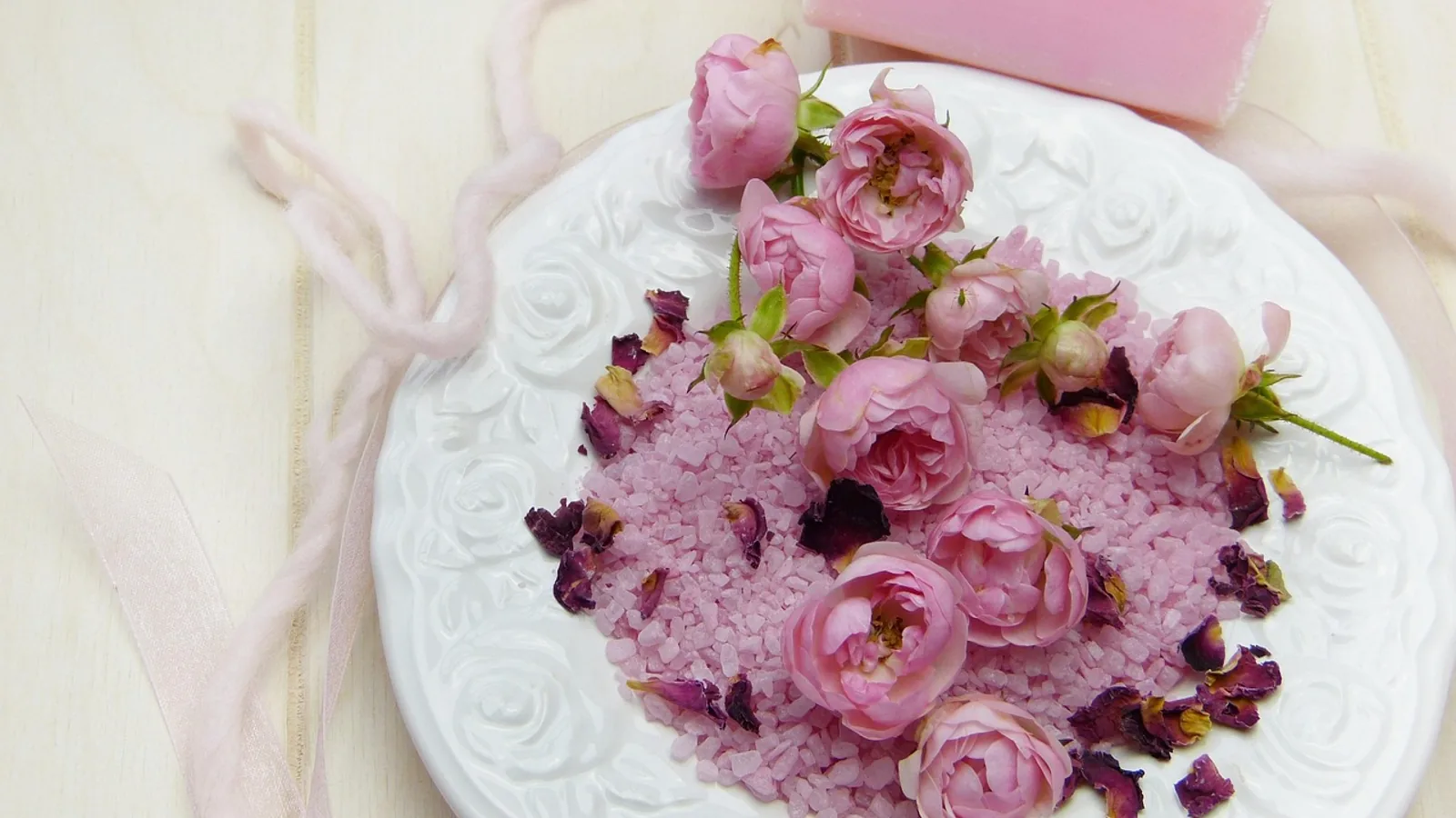 Joanna Black Rose i różane kosmetyki do ciała na jesienne wieczory
