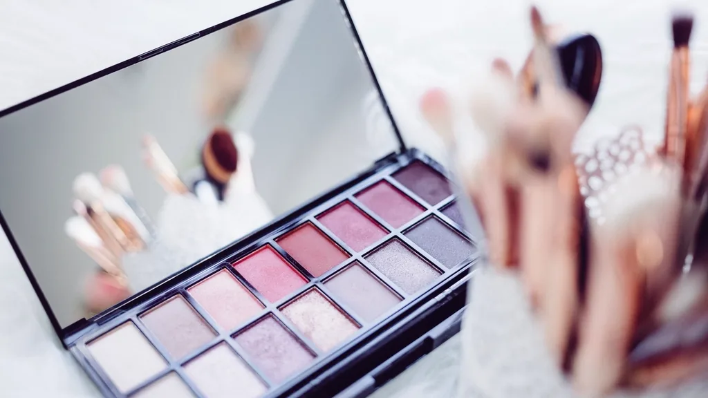 Kosmetyki mineralne Lily Lolo: baza pod cienie i paleta do oczu