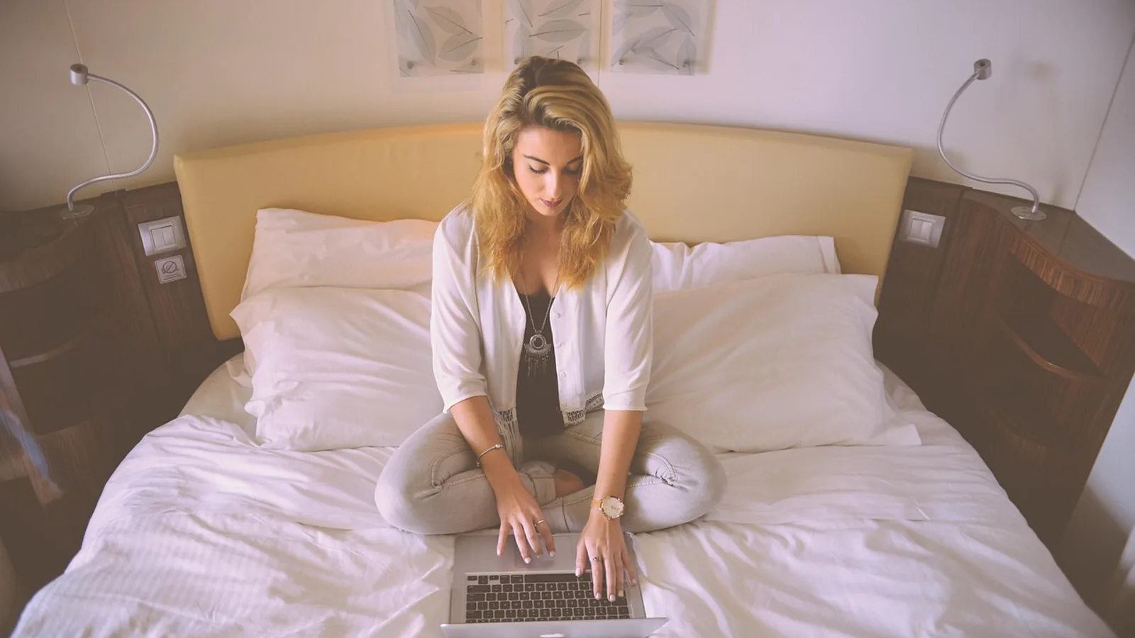 Jak wygodnie pracować na laptopie w łóżku i nie przeciążać kręgosłupa