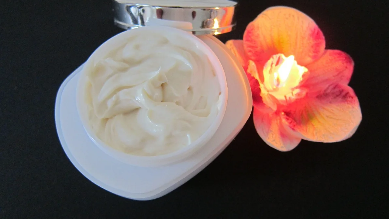 Phenome Luscious Hydrating Cream i kremy nawilżające na hydrolatach