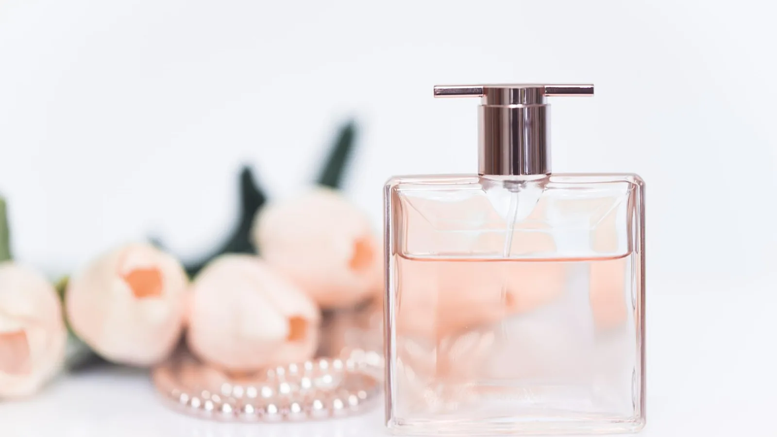 Perfumy: jak wybrać zapach i sprawić, by dłużej trwał na skórze