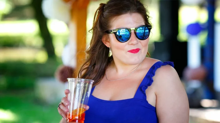 Sukienka na imprezę: jak dobrać ją do dress code’u