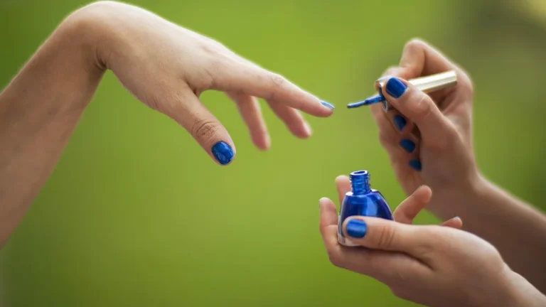 Pielęgnacja dłoni i paznokci po manicure hybrydowym: poradnik