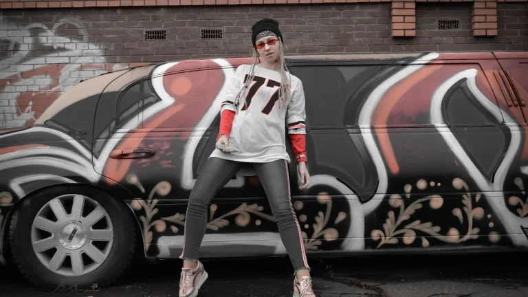 Styl athleisure: jak nosić sportowe ubrania poza siłownią