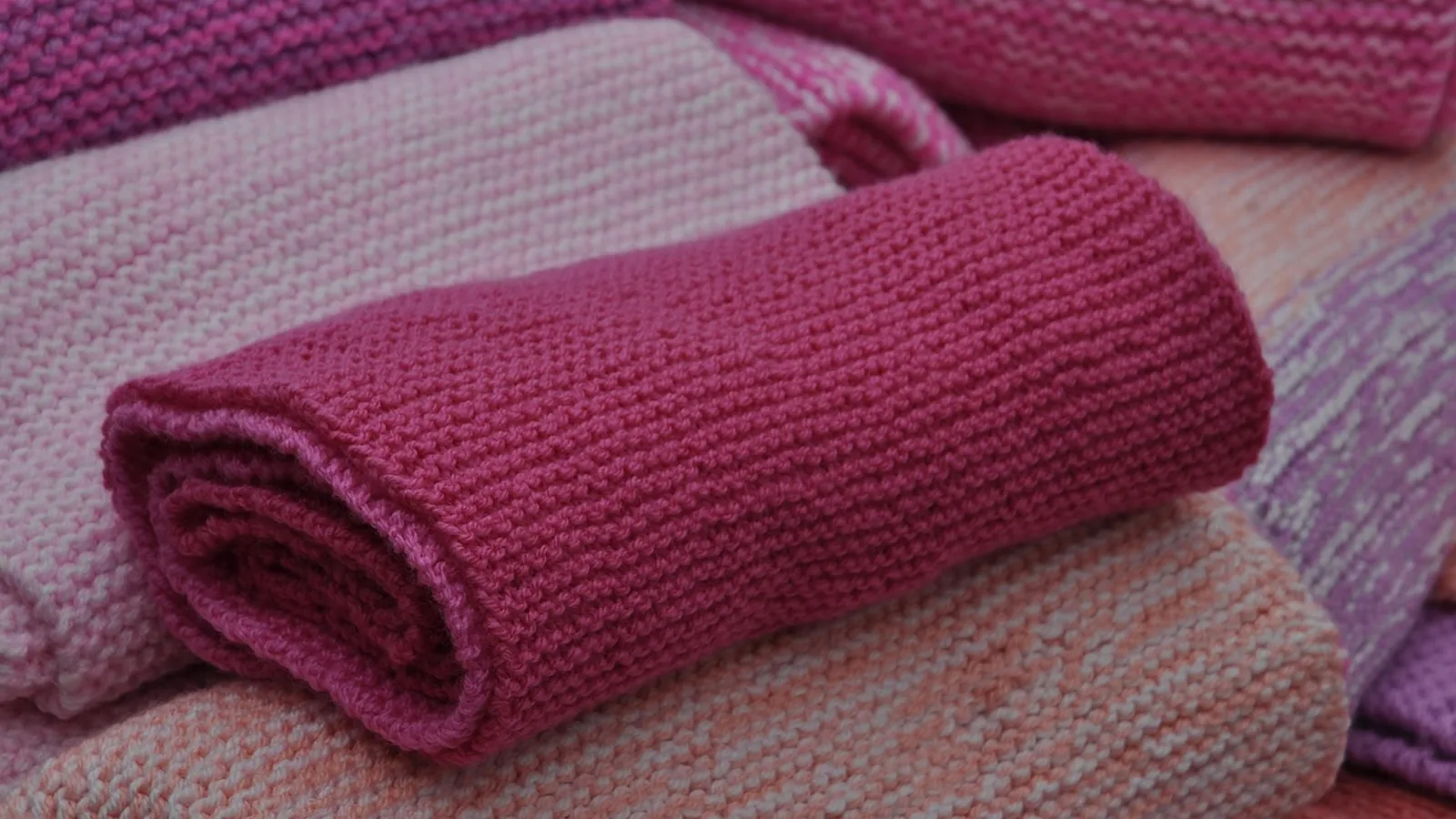 Przechowywanie ubrań sezonowych: jak schować zimową garderobę