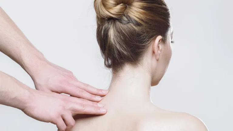 Pielęgnacja szyi i dekoltu: serum Dermalogica i inne kosmetyki