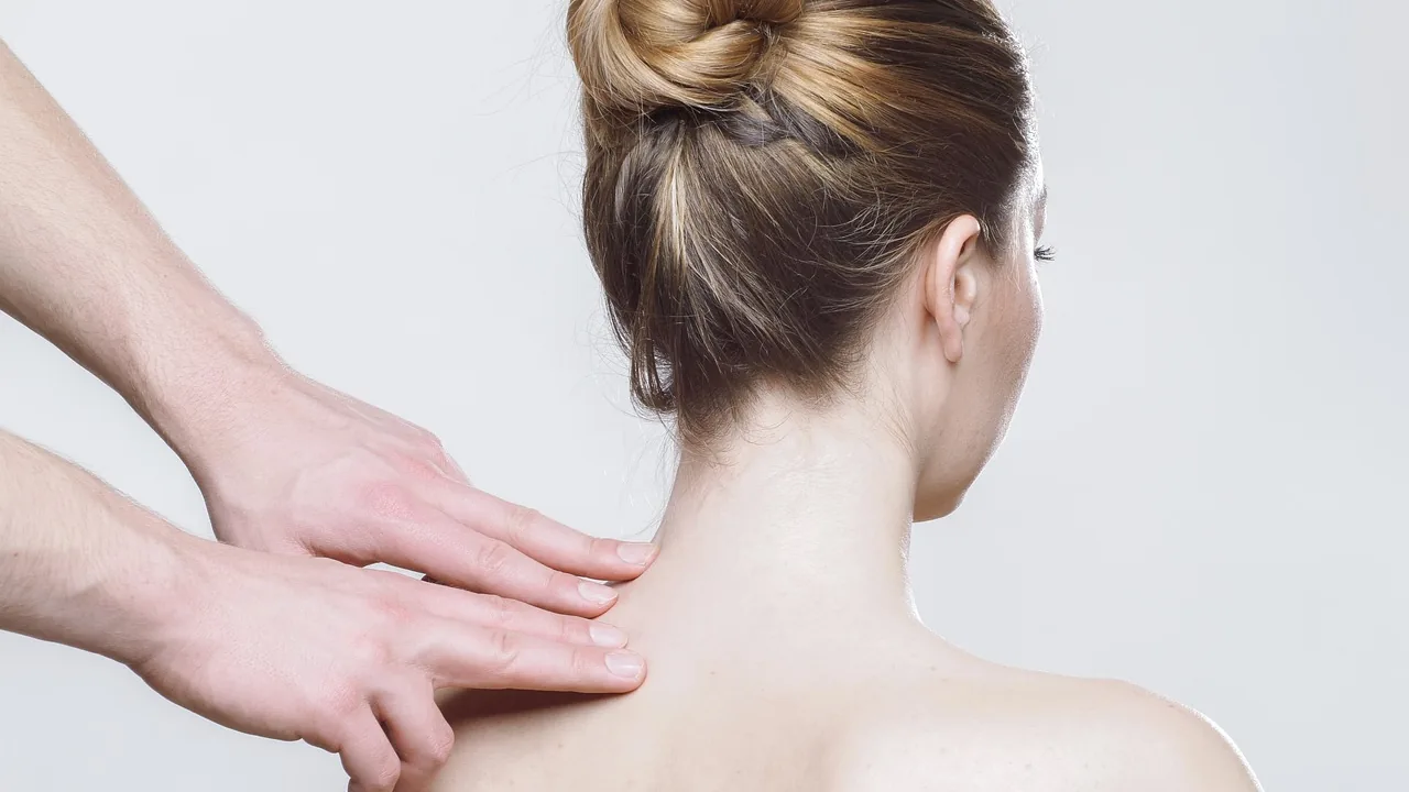 Pielęgnacja szyi i dekoltu: serum Dermalogica i inne kosmetyki
