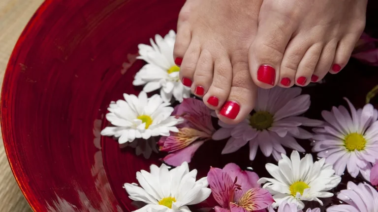 Domowy pedicure krok po kroku: kąpiel, peeling i okład na stopy
