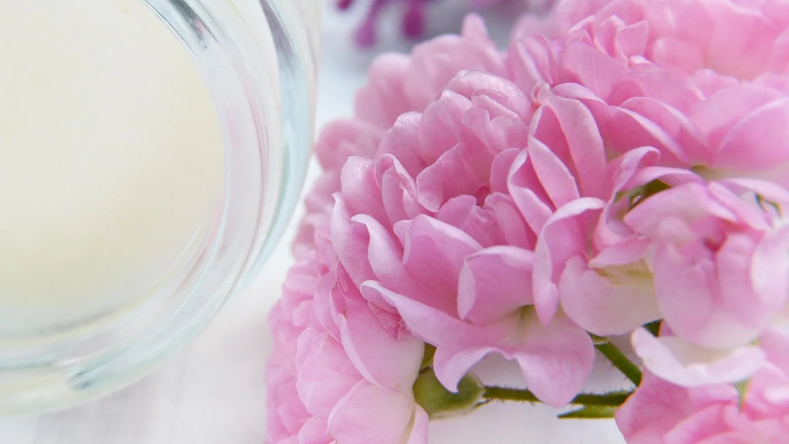 Kolejność kosmetyków do ciała: peeling, balsam i olejek po kąpieli